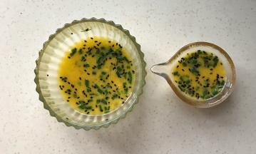 拌匀后倒入一些到带嘴小碗里备用