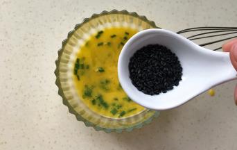 加入少许黑芝麻
