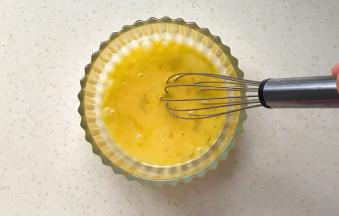 鸡蛋用手动打蛋器打成蛋液