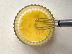 鸡蛋用手动打蛋器打成蛋液