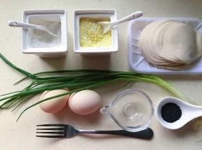 除了食材以外再准备一个叉子和一个带嘴的小碗