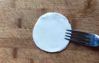 再用叉子按压出花纹