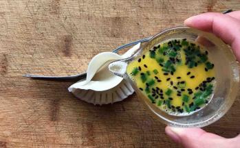 倒入适量蛋液，我为了拍照把饺子皮直接放在砧板上了