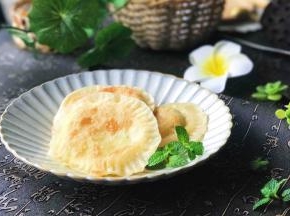香脆的饺子皮灌饼出锅咯……