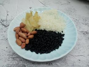 大米30克，黑米30克，花生米10克，百合干6克