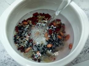 加入750克的纯净水