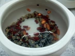 水量加至这个位置，（如果想吃浓稠一点的，可以少加15克水）