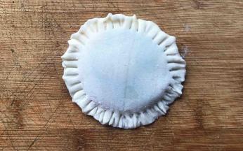 用手轻轻捏紧口子，再用叉子按压出花纹就可以了