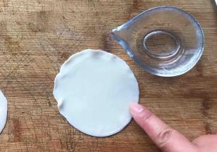 饺子皮边缘涂一点清水，注意留一个倒蛋液的口子