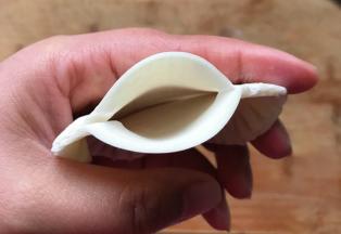 左手托住，右手把口子撑开