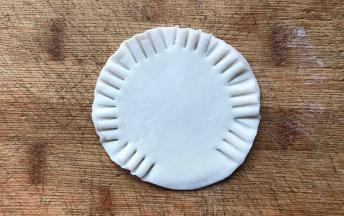 如图这样，口子处别压