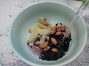大米，黑米，花生米，百合干洗净，也是加纯净水泡2小时