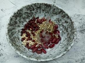 比较难熟的材料，清水洗净，加纯净水泡一夜