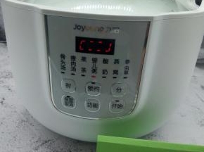 按煮粥键，炖煮2小时即可，最后半小时加冰糖继续炖煮
