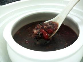 八宝粥粘稠，香