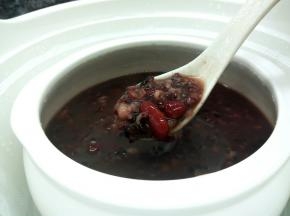 八宝粥粘稠，香