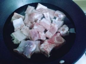 冷水入锅焯水，大火烧开，2分钟后捞出，用冷水反复冲洗。