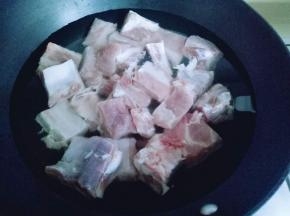 冷水入锅焯水，大火烧开，2分钟后捞出，用冷水反复冲洗。