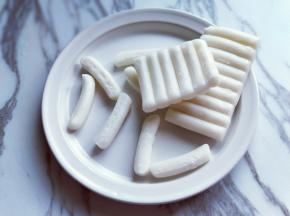 把黏连再一起的年糕掰开，掰成一条一条的。