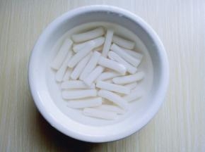 用冷水泡10分钟。