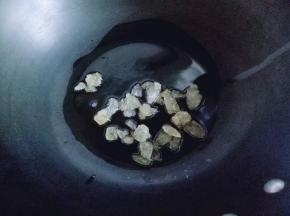 锅中加入食用油，放入冰糖，小火将冰糖融化。