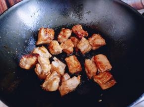 加入肋排，翻炒均匀。