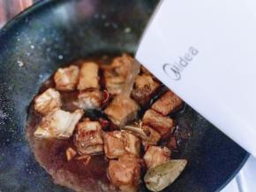 加入开水，没过肋排为宜，大火烧开，转小火炖20分钟。