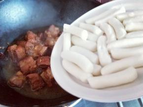 加入年糕，翻炒均匀后煮至年糕变软即可。