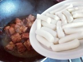 加入年糕，翻炒均匀后煮至年糕变软即可。