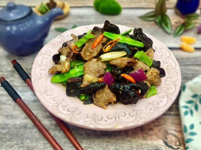 泡椒三色木耳肉片