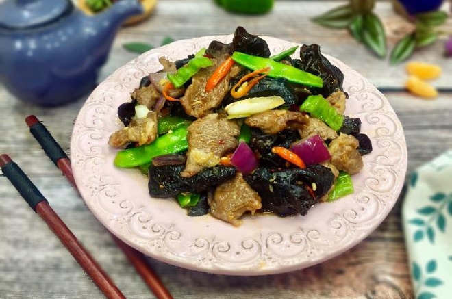 泡椒三色木耳肉片