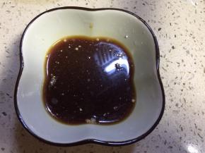 取碗加入一勺生抽，一勺淀粉，30ml清水兑汁备用