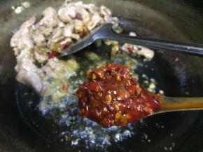 再放入豆瓣酱，翻炒出红油色和香味