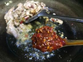 再放入豆瓣酱，翻炒出红油色和香味