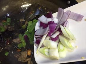 再放入洋葱和大葱，炒出香味