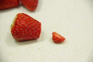 草莓洗净后把草莓1/5尖端处切下，备用（切出来的不要吃了哦）。