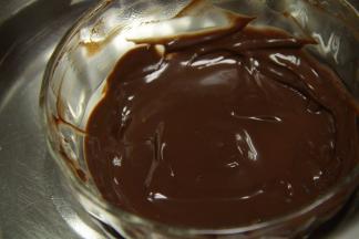 热水隔水融化巧克力待用。