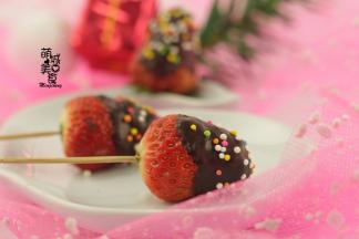 这时用勺子把融化好的巧克力淋上巧克力，然后撒上彩糖装饰，美美哒的草莓等巧克力桨凝固就可以吃啦。