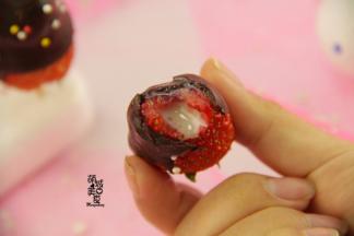 做的时候最好准备泡沫把草莓淋好巧克力的时候给插上，这样不需这么累的拿着了啦！