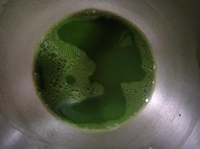 抹茶粉加细砂糖和热水一起搅拌至完全融化。