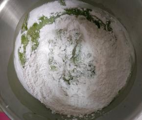 加入糯米粉、粘米粉和澄粉一起揉成团。