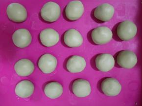 揉好的糯米团分成18份，每份30克左右。