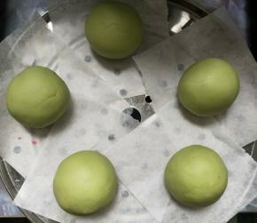 像包蛋黄酥一样包起来，滚圆。