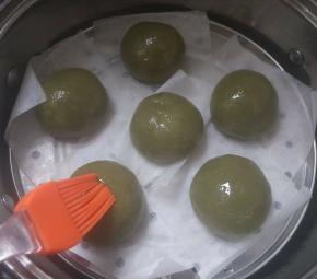 热水烧开哦放入青团，中火蒸15分钟，出锅后表面刷一层薄薄的玉米油防粘，用保鲜膜包好。