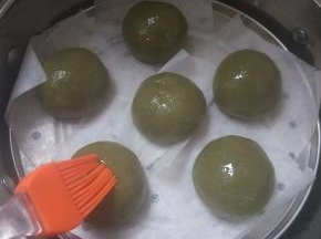 热水烧开哦放入青团，中火蒸15分钟，出锅后表面刷一层薄薄的玉米油防粘，用保鲜膜包好。