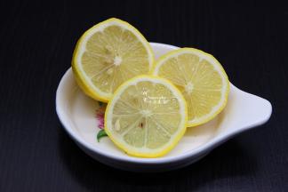 柠檬用盐搓洗外皮，切片，去籽；