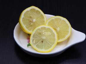 柠檬用盐搓洗外皮，切片，去籽；