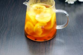 倒入适量的蜂蜜，拌均，盖上盖子；