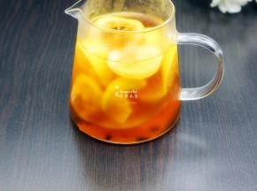倒入适量的蜂蜜，拌均，盖上盖子；