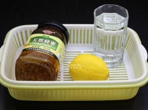 准备好柠檬、蜂蜜、冰水（我所在地方已经28度了，所以用冰水）
